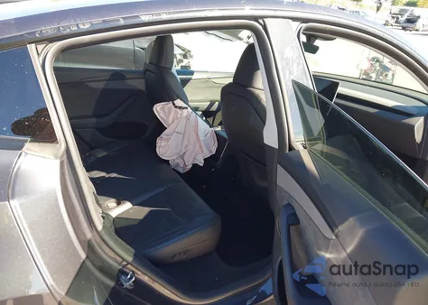 2026 Tesla Model Y Long Range Dual Motor All-Wheel Drive/Long Range Launch Series z USA, uszkodzony, nr VIN 7SAYGDEE4TA387636